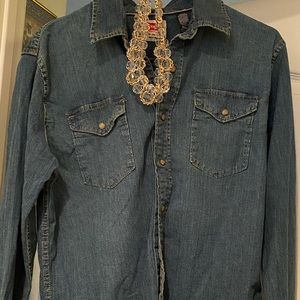 The perfect blue Jean shirt that  snaps